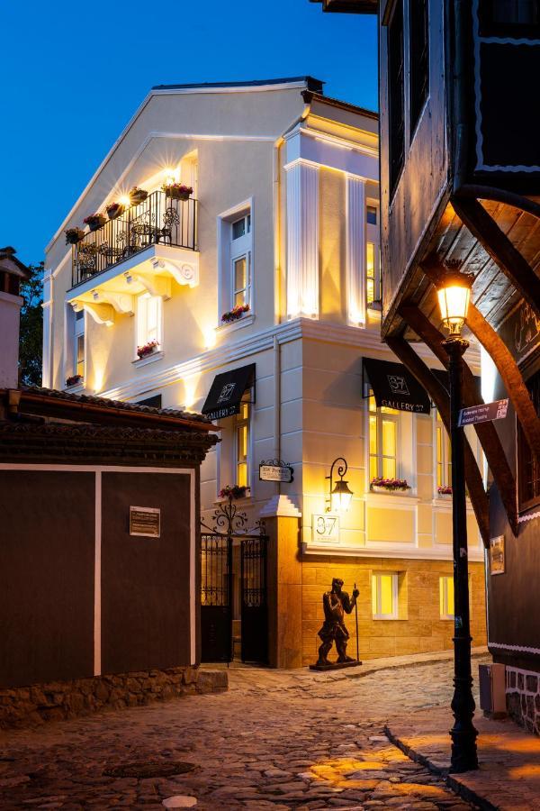 Gallery 37 Powered By Aston Plovdiv Ngoại thất bức ảnh The hotel at night